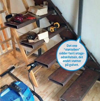 Svævende trapper: Et “støtteben” af firkantrør Svævende trapper: Et “støtteben” af firkantrør